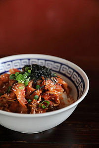 日本料理水彩摄影照片_猪肉泡菜米饭日本料理