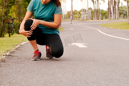 健身女跑步者感觉膝盖疼痛。