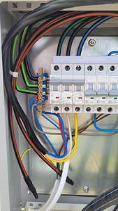 带电线和断路器保险丝盒的配电箱。