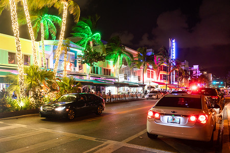 美国餐厅摄影照片_美国迈阿密 — 2019年9月10日：美国佛罗里达州迈阿密夜间海洋大道上的酒店和餐厅