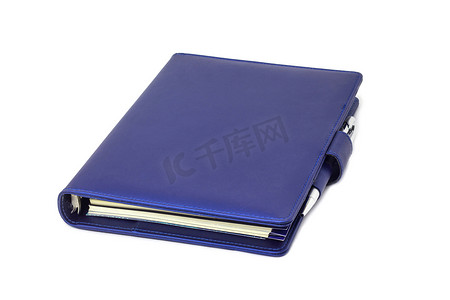 蓝领日记和笔放置在封面和白色背景上。