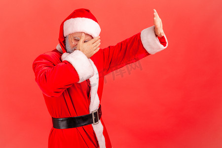不要生气摄影照片_红色背景上的情感老年圣诞老人。