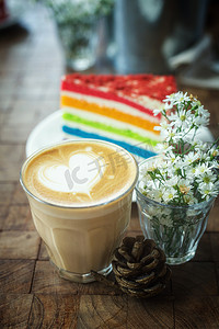 热腾腾的拿铁艺术咖啡搭配彩色蛋糕