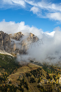帕索加迪纳 (Passo Gardena) 位于瓦尔加迪纳 (Val Gardena) 和科瓦拉 (Corvara) 上方的多洛米蒂山脉 (Dolomites)。