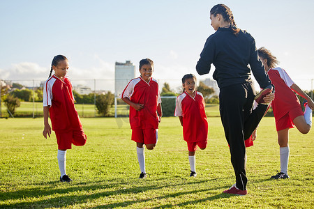 球队、足球和女孩在足球场与教练一起进行训练、体育和团体热身。