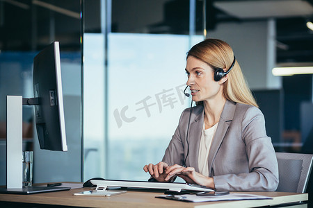 女员工呼叫中心、视频链接和技术支持，员工使用耳机和网络摄像头