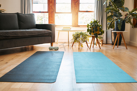 垫摄影照片_瑜伽垫、家庭锻炼和室内空旷空间背景，用于客厅地板上的锻炼、健身和普拉提。