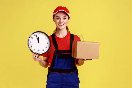 快递员拿着纸板包裹和时钟站着，及时将包裹递送给客户。