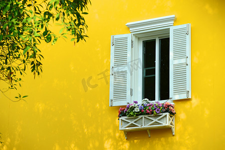 带黄的摄影照片_带花箱的窗户
