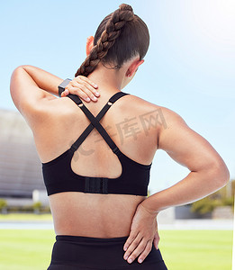 户外运动训练场的健身女性背痛、脊柱损伤和颈部问题。