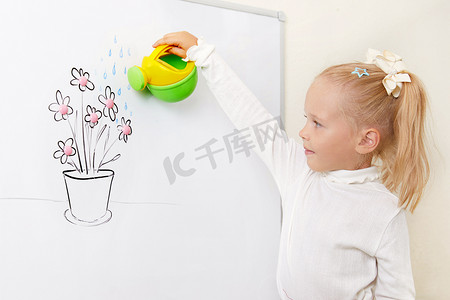 浇花的女孩在白板上画画