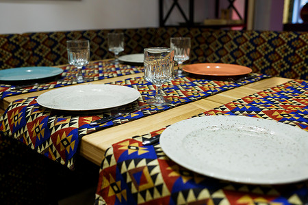 咖啡馆里接待客人的桌子上有盘子、玻璃杯和餐具