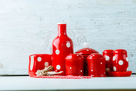 红色家庭用具摄影照片_家庭厨房装饰波尔卡圆点