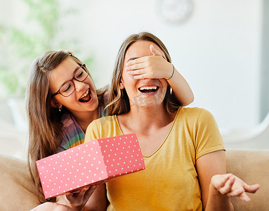 母亲女儿孩子女人家庭礼物女孩礼物生日快乐爱情庆祝节日幸福问候眼睛覆盖手惊喜