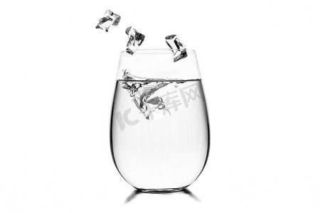 冰块杯水摄影照片_杯水与冰块在白色背景。