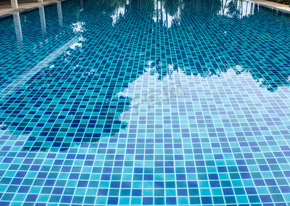 蓝色和浅蓝色泳池地砖交替铺贴