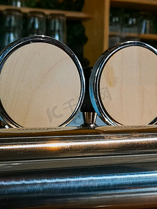 餐厅招牌摄影照片_餐厅啤酒标志小圆木板