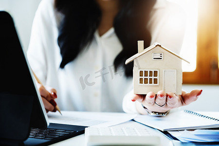 企业家、企业主、会计师、房地产经纪人，专注于桌面房屋模型，女性使用房屋净值预算计算器来评估她们的财务风险。