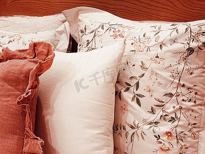 卧室木床上带花卉图案的复古乡村风格床上用品，室内设计