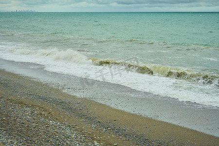 动态问好带字摄影照片_海景、带鹅卵石的海岸、海滩上的湿海卵石和安静的海浪