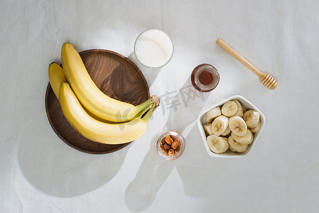 新鲜香蕉片摄影照片_碗里的香蕉片