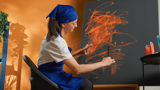创意艺术家用画笔和水彩画颜色绘画艺术设计