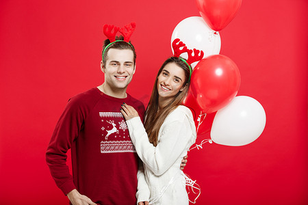 气球浪漫背景摄影照片_圣诞概念 — 一对浪漫的年轻夫妇与 chr 的肖像