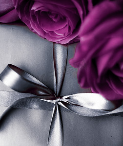 豪华假日银礼盒和紫色玫瑰作为圣诞节、情人节或生日礼物