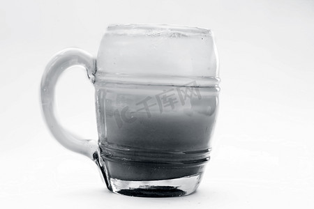 透明玻璃杯中的新鲜欧芹汁或香菜汁与新鲜欧芹叶隔离在白色上。
