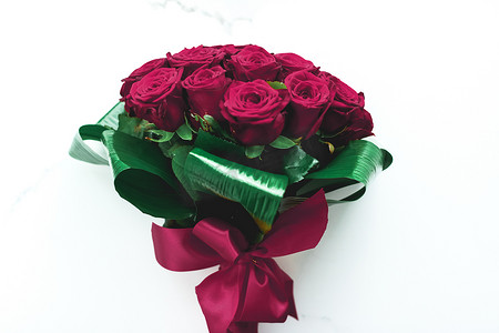 大理石背景上的豪华勃艮第玫瑰花束，美丽的花朵作为情人节的节日爱情礼物