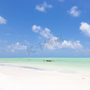 在图片完美的白色沙滩上的渔船与绿松石蓝色的大海，帕杰，桑给巴尔，坦桑尼亚。