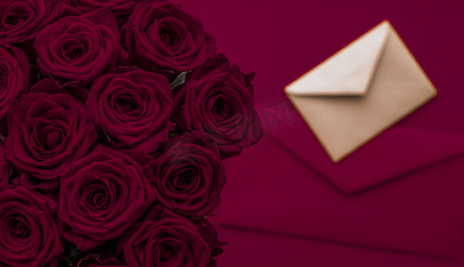 情人节送情书和鲜花，豪华的玫瑰花束和栗色背景的卡片，适合浪漫的假日设计