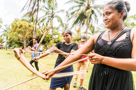 来自中美洲尼加拉瓜的土著妇女用弓箭射箭
