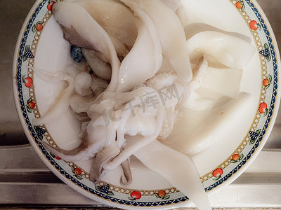 在家清洗、切割、准备和烹饪亚得里亚海墨鱼
