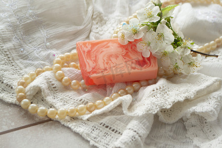 保湿纹理摄影照片_化妆品肥皂和樱花，复古形象