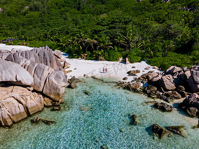 Anse Source dArgent beach, La Digue Island, Seyshelles, 无人机鸟瞰La Digue Seychelles鸟瞰图，成熟情侣男女度假塞舌尔