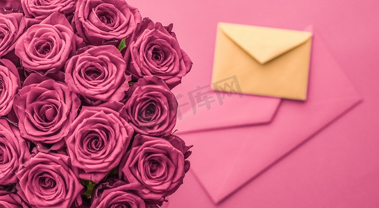七夕礼物摄影照片_节日情书和鲜花递送、豪华玫瑰花束和腮红粉红色背景的卡片，适合浪漫的节日设计