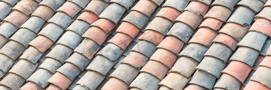 越南北部古宅的全景彩色弧形粘土瓦屋顶