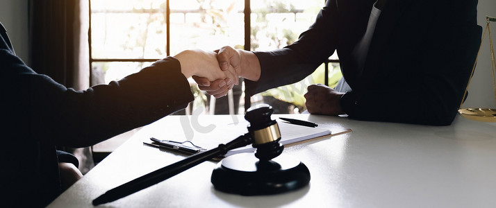 律师女商人在完成保险租赁房屋咨询后与客户握手。