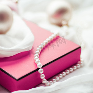 复古假期摄影照片_圣诞假期背景、节日小玩意和粉色复古礼盒作为奢侈品牌设计的冬季礼物