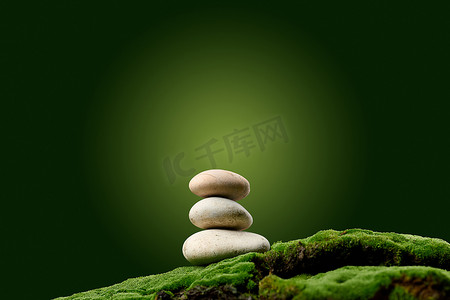 绿色青苔上的圆形石头堆，绿色背景。