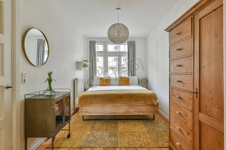 宽敞明亮的卧室配有复古床头柜和衣柜