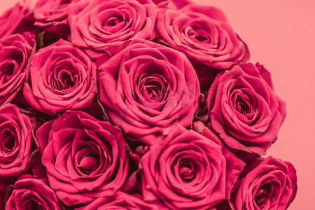 七夕礼物摄影照片_浪漫奢华的粉红玫瑰花束，鲜花盛开，作为花卉假日背景