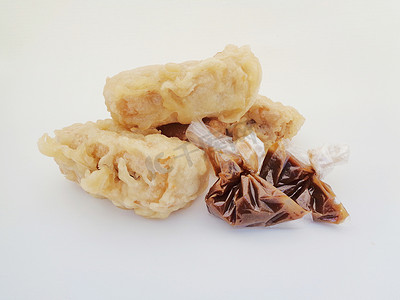 Tahu isi（也称为 tahu slomprot、tahu berontak），一种由炸豆腐制成的印尼食品，里面填满面条和切片蔬菜。