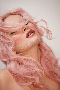 软妹风搭配潮流粉色飞扬长发，时尚妆容。