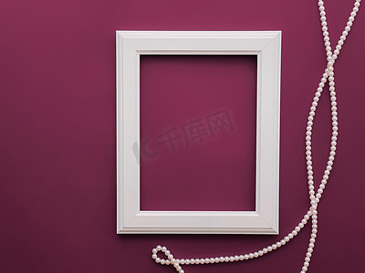 平面设计装饰摄影照片_白色垂直艺术框架和紫色背景珍珠首饰，作为平面设计、艺术品印刷品或相册