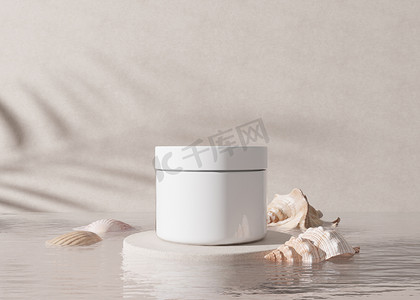 本子样机摄影照片_白色和空白的、无品牌的化妆品奶油罐，配有叶影、水和贝壳。