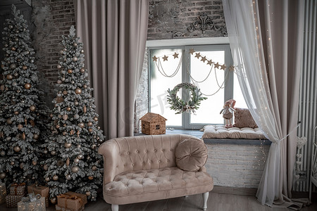 窗台上有新年元素-圣诞树、装饰品、圣诞球。