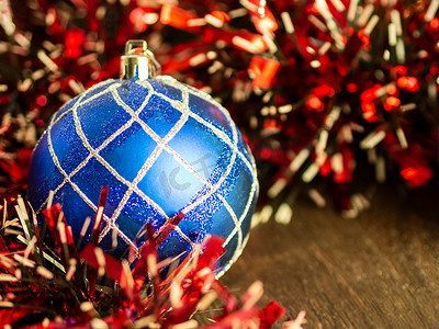 在灯光和明亮美丽的金属丝背景上的圣诞球。