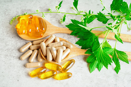替代药物草药有机胶囊含维生素 E 欧米茄 3 鱼油、矿物质、药物和草药叶天然补充剂，可促进健康美好生活。